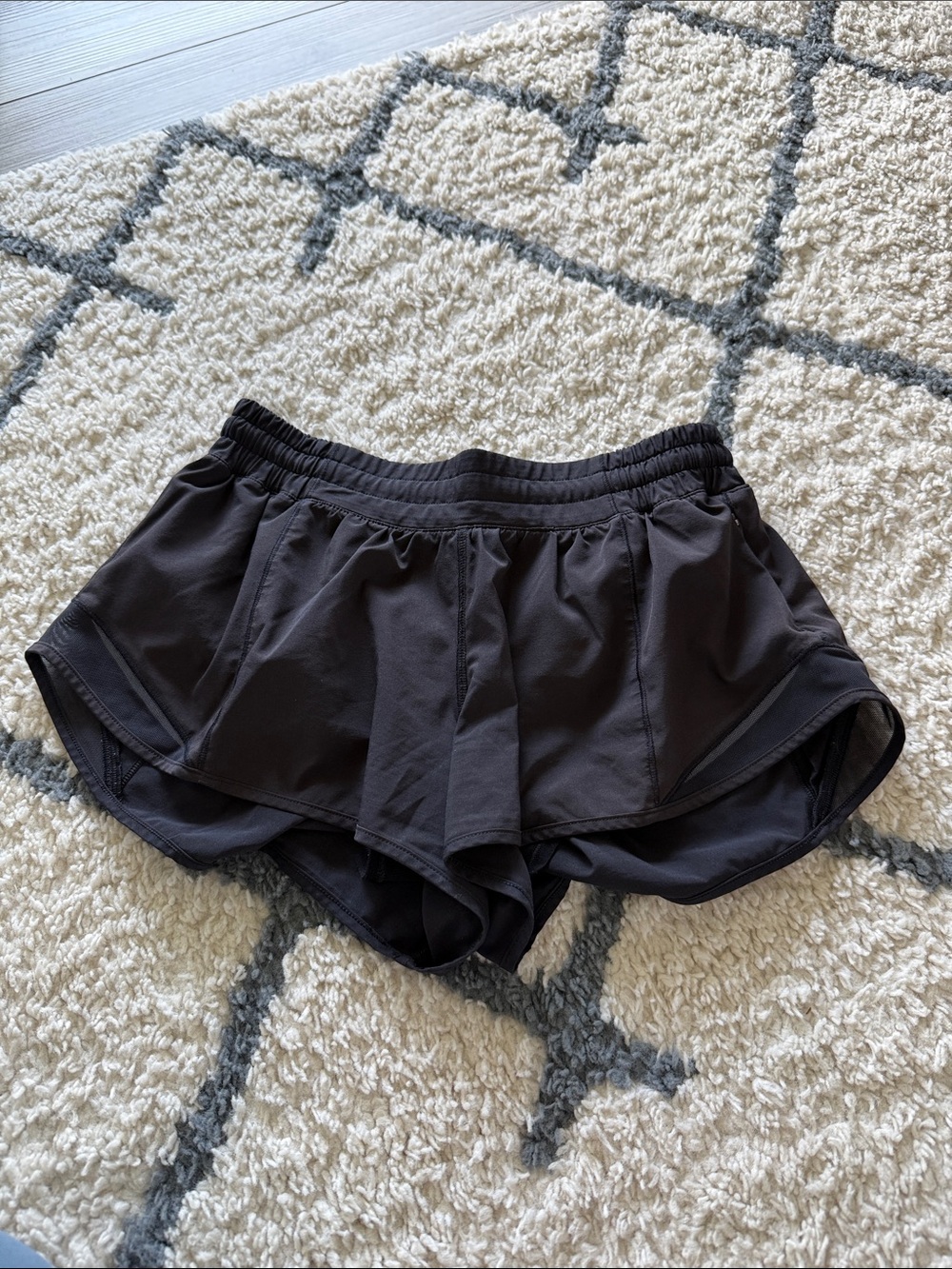 Lululemon Womens Hotty Hot 2.5 inch size 6 black shorts